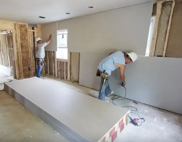 Instalación de paneles de drywall en obra