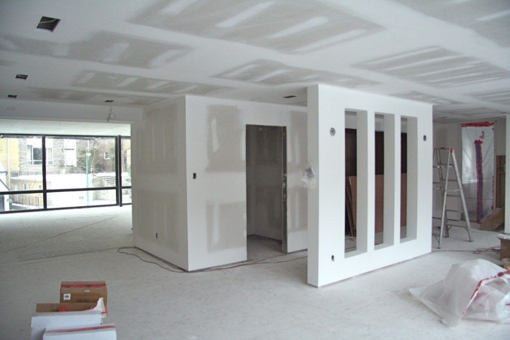 Partición en drywall con nichos decorativos