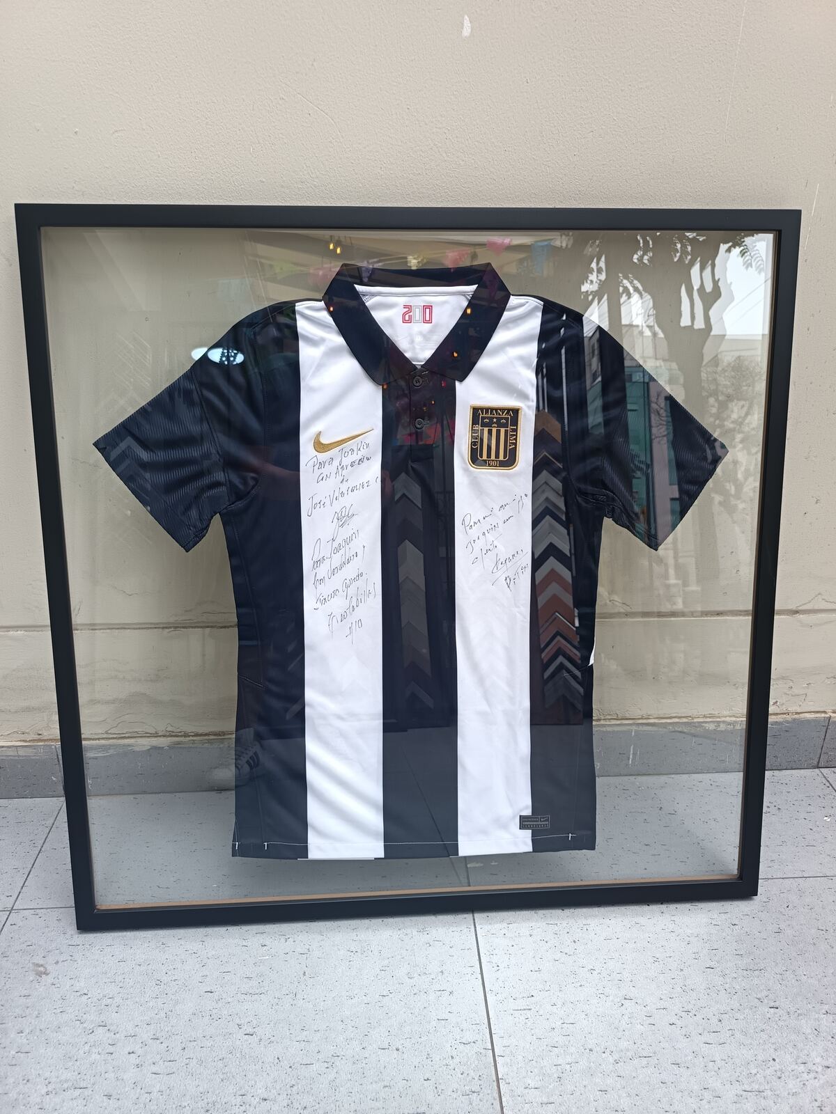 Camiseta de fútbol enmarcada y firmada