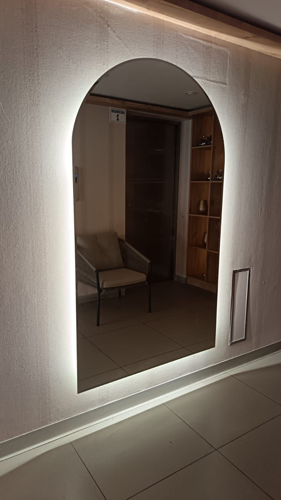 Espejo decorativo con luz LED para hall de ingreso